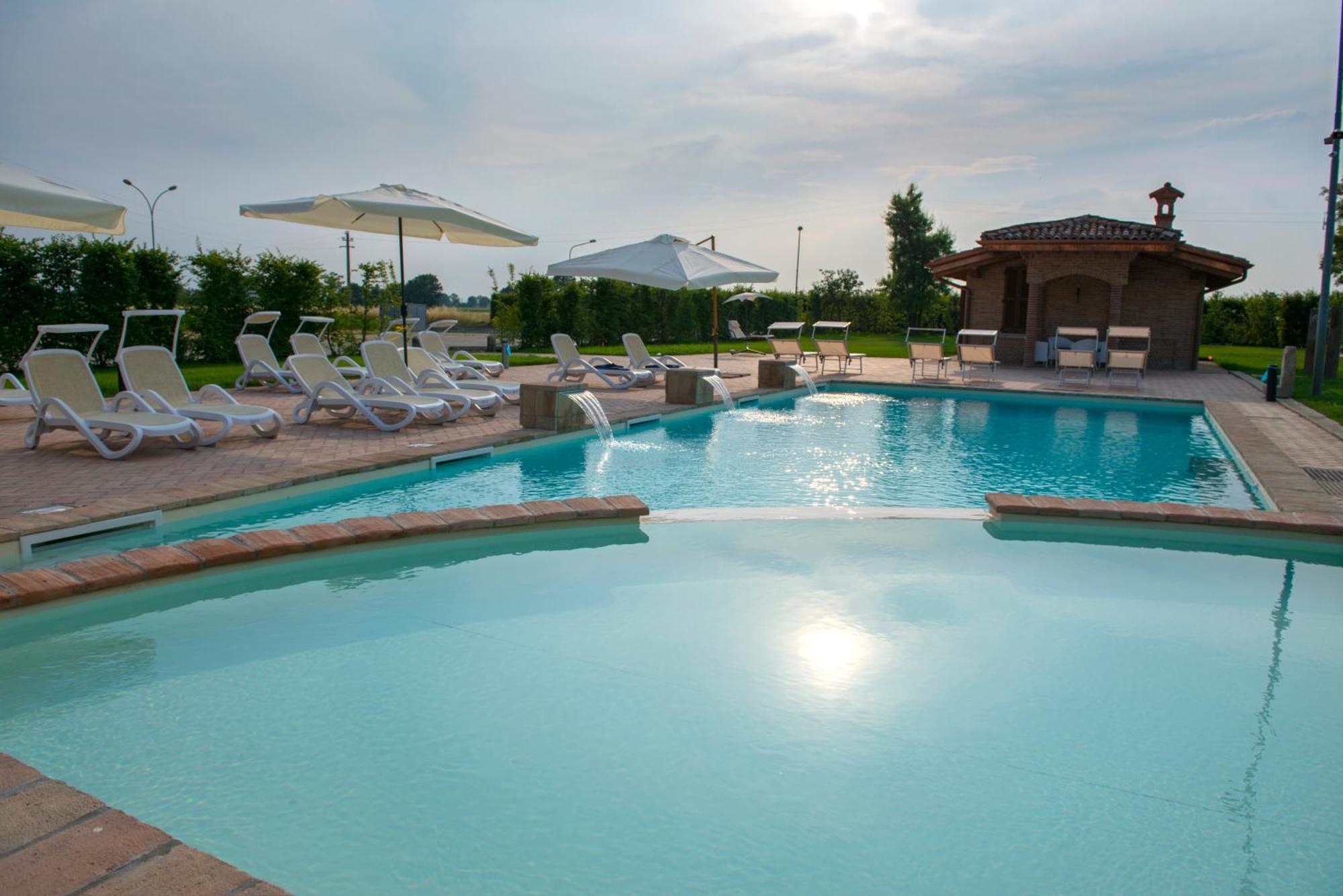 Hotel La Tavola Rotonda Cortemaggiore Екстериор снимка