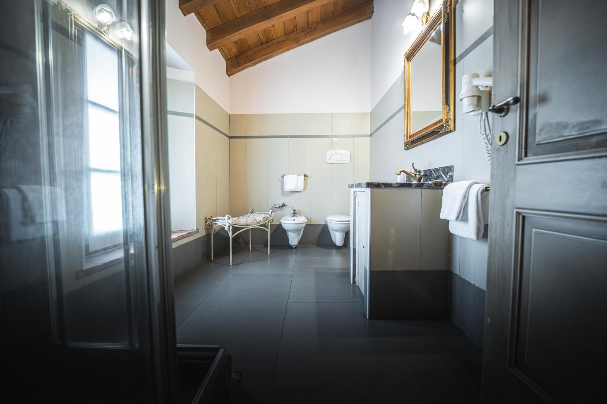 Hotel La Tavola Rotonda Cortemaggiore Стая снимка