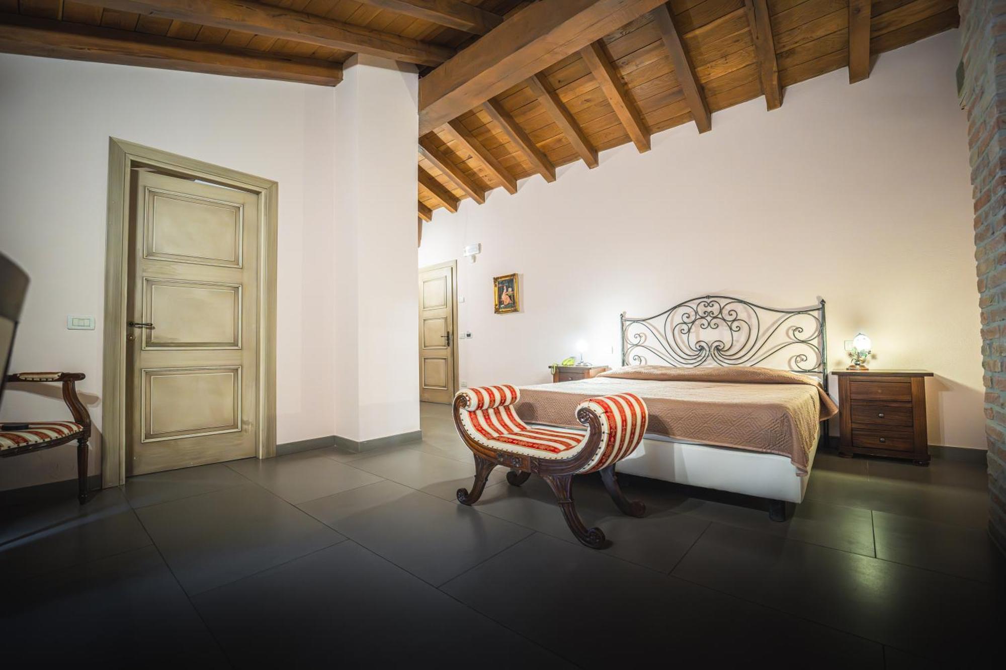 Hotel La Tavola Rotonda Cortemaggiore Екстериор снимка