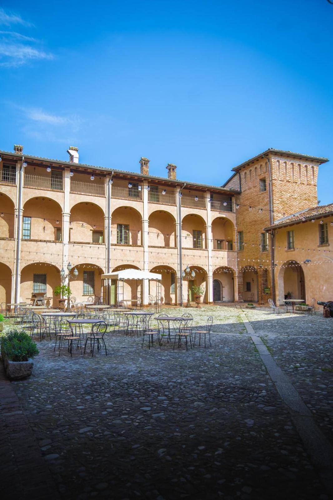 Hotel La Tavola Rotonda Cortemaggiore Екстериор снимка