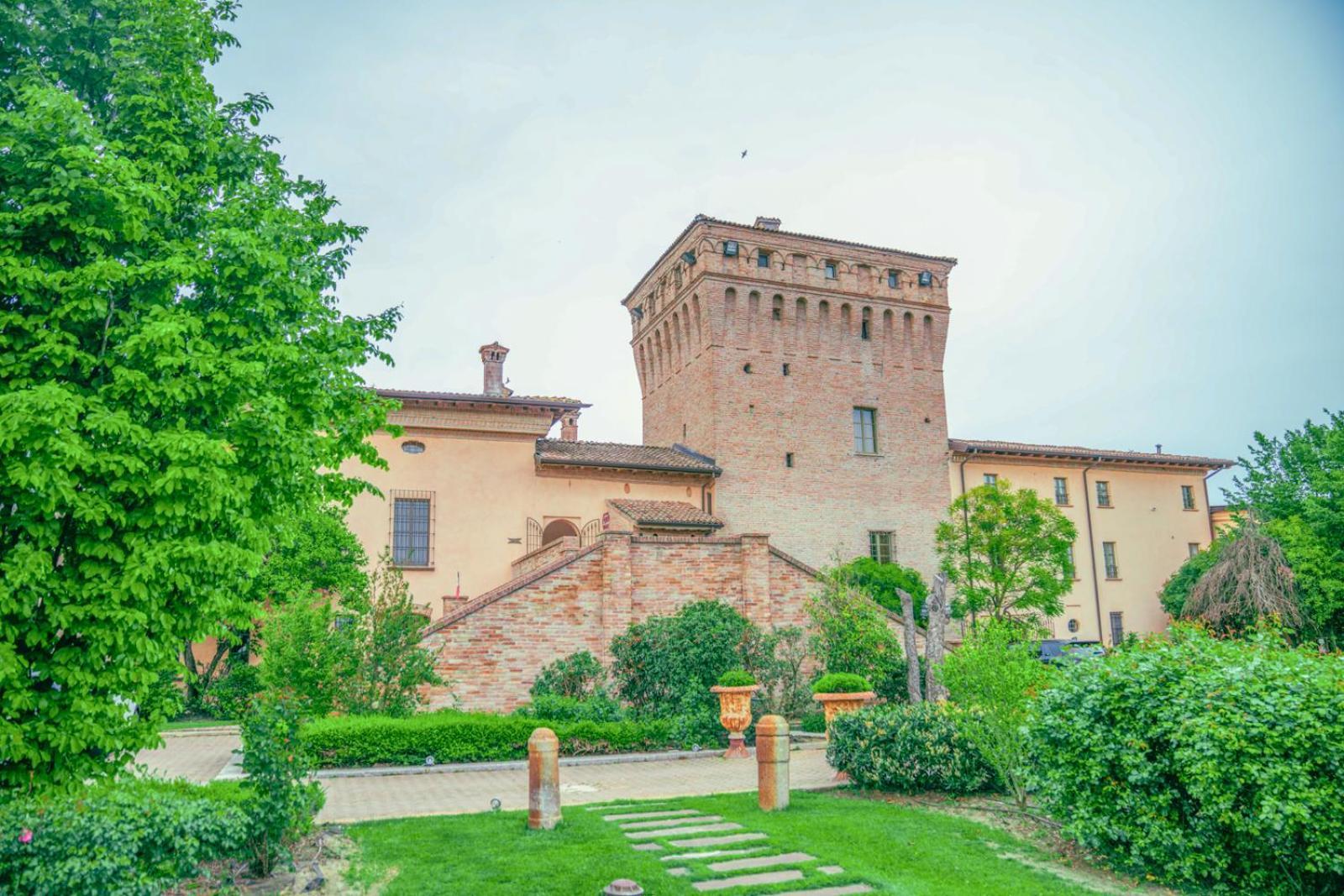 Hotel La Tavola Rotonda Cortemaggiore Екстериор снимка