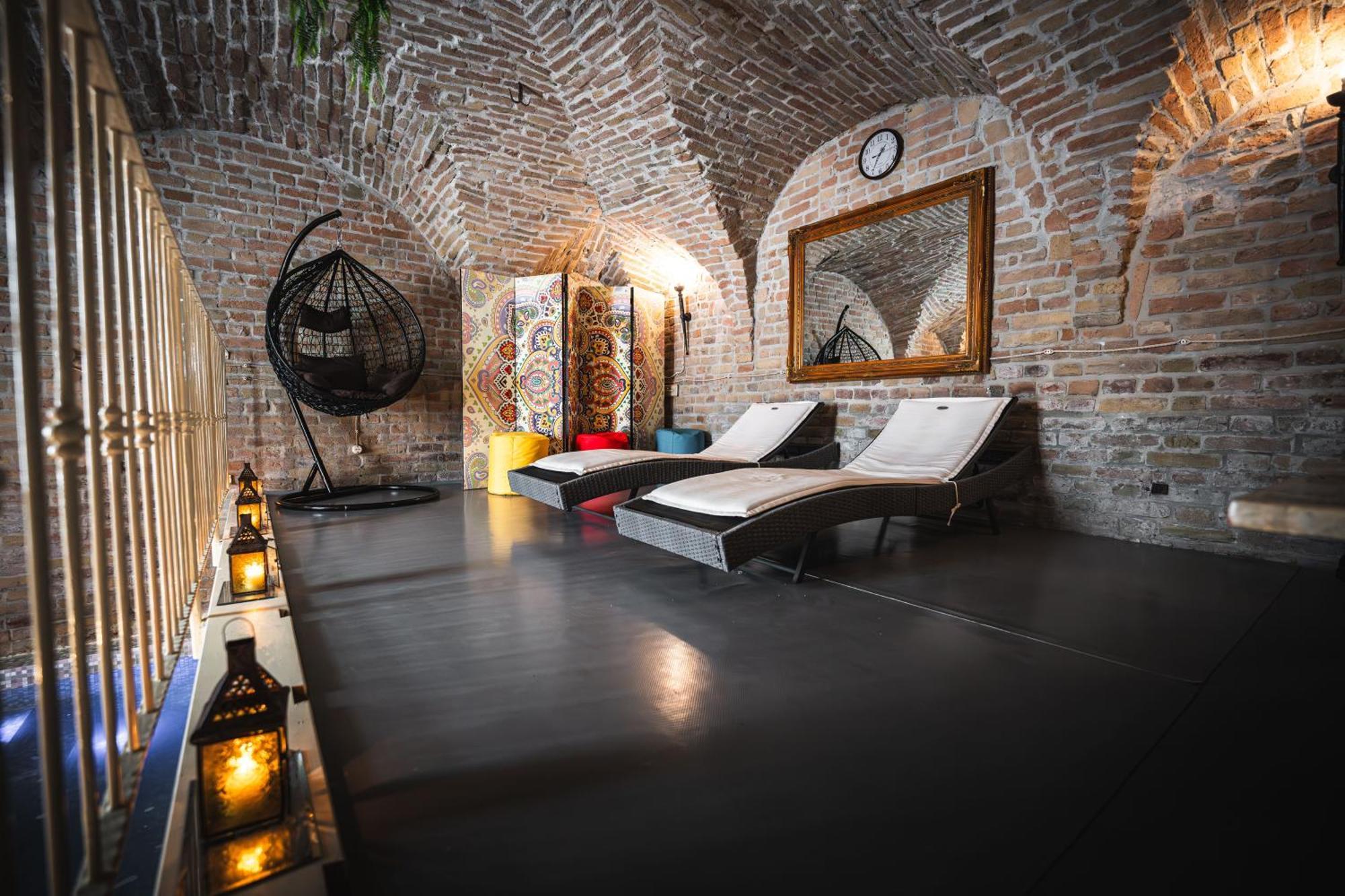 Hotel La Tavola Rotonda Cortemaggiore Екстериор снимка
